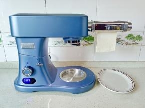 醒好的面团就不要再揉，【不然面团起筋就不好擀开】直接擀成长方形，放入压面机压成面片，可以反复多压几次。