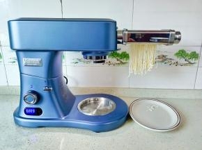 压好的面片放面条机压成面条就可以。