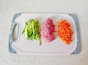 胡萝卜，黄瓜，猪肉分别切好备用。