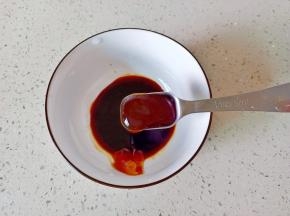 碗里加生抽两勺，蚝油两勺，老抽一勺，淀粉一勺，加少量清水搅拌均匀。