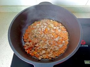 加入胡萝卜丁翻炒一下。