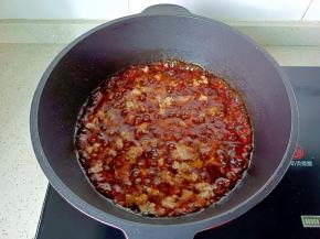 加入调好的料汁，肉肉丁与胡萝卜吸收酱汁，汤汁变的粘稠即可关火盛盘备用。