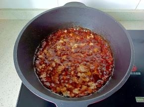 加入调好的料汁，肉肉丁与胡萝卜吸收酱汁，汤汁变的粘稠即可关火盛盘备用。