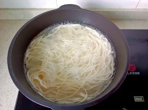 锅里水开放一点盐【加盐煮好的面条更加劲道】，下面条开大火煮。