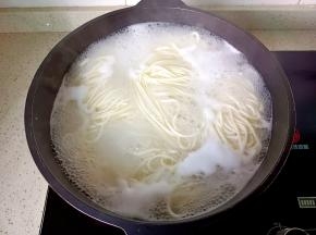 煮到面条浮起，添一次冷水，再次煮开捞出面条。