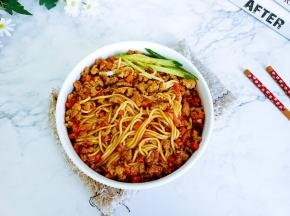 煮好的面条与肉臊，黄瓜丝拌均匀就开动了！