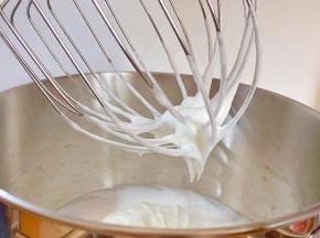 打发至提起打蛋头有微微的弯勾即可。