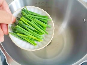 锅中热油，放入葱段，