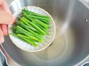 锅中热油，放入葱段，