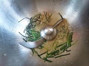 翻炒至葱段变色捞出。