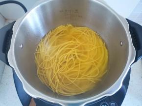 锅中加水煮开，放入面条煮熟捞出，凉开水浸泡一下。