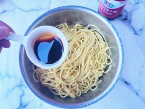 面条放入碗中，加入生抽，