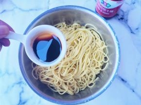 面条放入碗中，加入生抽，