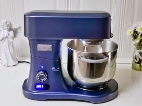 蛋白倒入厨师机中，滴入白醋或柠檬汁，分三次加入白砂糖。