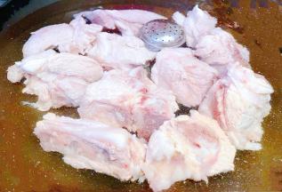 排骨和调味盒放入锅中放入糖、盐、料酒大火煮起来