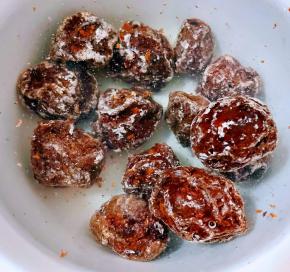 话梅在清水中浸泡一会儿冲洗干净沥干水分