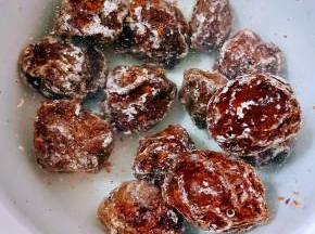 话梅在清水中浸泡一会儿冲洗干净沥干水分