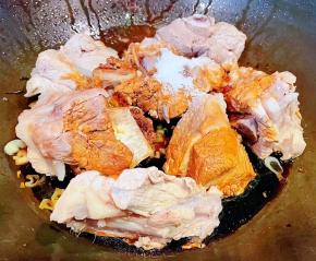 锅中倒入调味料一品鲜酱油、蚝油、糖、料酒