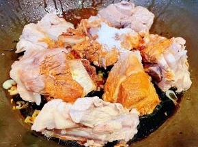 锅中倒入调味料一品鲜酱油、蚝油、糖、料酒