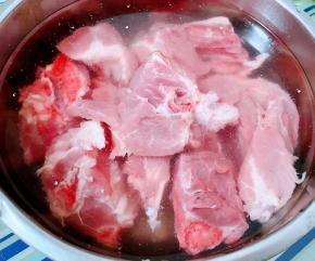 新鲜的排骨肉在清水中浸泡二十分钟去除血水洗净