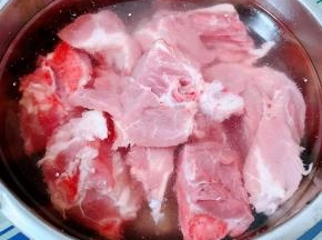 新鲜的排骨肉在清水中浸泡二十分钟去除血水洗净