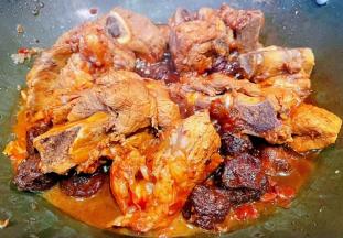 炖至汤汁不多时放入调味料鸡汁调味均匀即可出锅享用