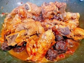 炖至汤汁不多时放入调味料鸡汁调味均匀即可出锅享用