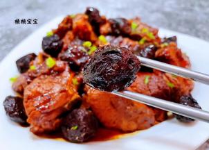 话梅和排骨一起吃解腻了排骨的油腻还增添了话梅独有的酸甜的味道口感超级棒