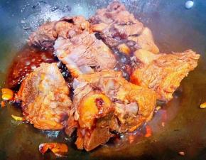 炒至排骨上色入味