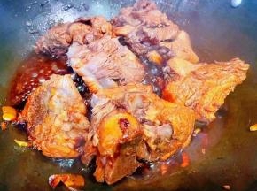 炒至排骨上色入味