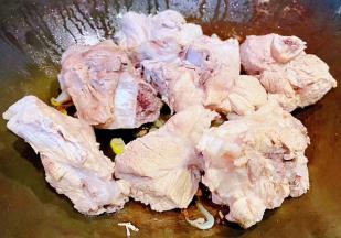 锅中倒入底油加热放入葱姜蒜爆香再放入排骨