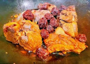 放入这道美味的灵魂配料话梅