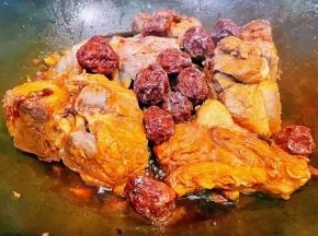 放入这道美味的灵魂配料话梅