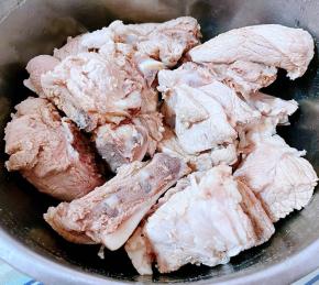 焯好水的排骨立即放入冷水中过凉多冲洗几遍洗净沥干水分