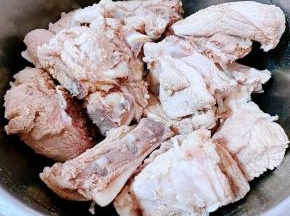 焯好水的排骨立即放入冷水中过凉多冲洗几遍洗净沥干水分