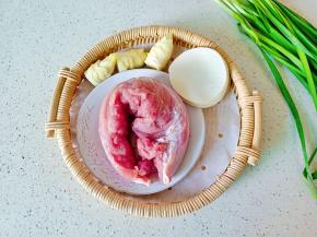 冬笋剥壳提前焯水去除涩味，焯水时加一勺白酒。