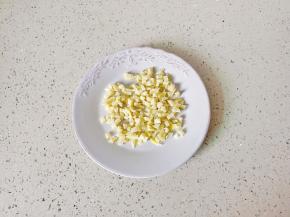 冬笋切成小丁。