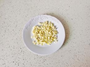 冬笋切成小丁。