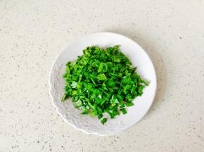 韭菜摘洗干净，控干水分切成末。