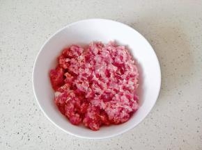 猪肉去除筋膜剁成馅。