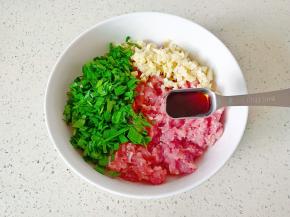 加入生抽了两勺。