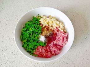 加细盐半勺，十三香少许。