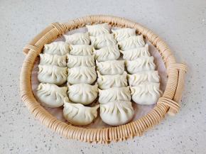 取饺子皮一张，放上肉馅包好即可。