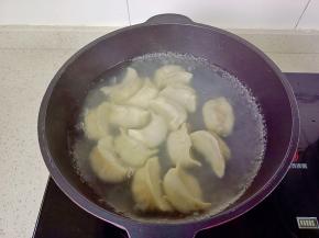 锅里水开下饺子开大火煮。