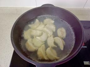 锅里水开下饺子开大火煮。