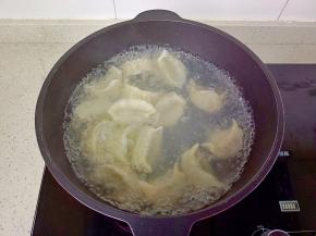 煮到饺子浮起添一次冷水，再次煮到浮起即可。