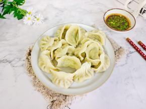 煮好的饺子可以蘸着辣椒酱一起吃。