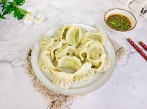 煮好的饺子可以蘸着辣椒酱一起吃。