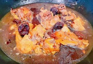 添加原汁原味的排骨汤大火炖起来