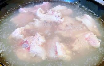 排骨放入开水中焯水断生去除多余的油脂和杂质